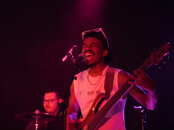 Thomas, professeur de basse, en concert